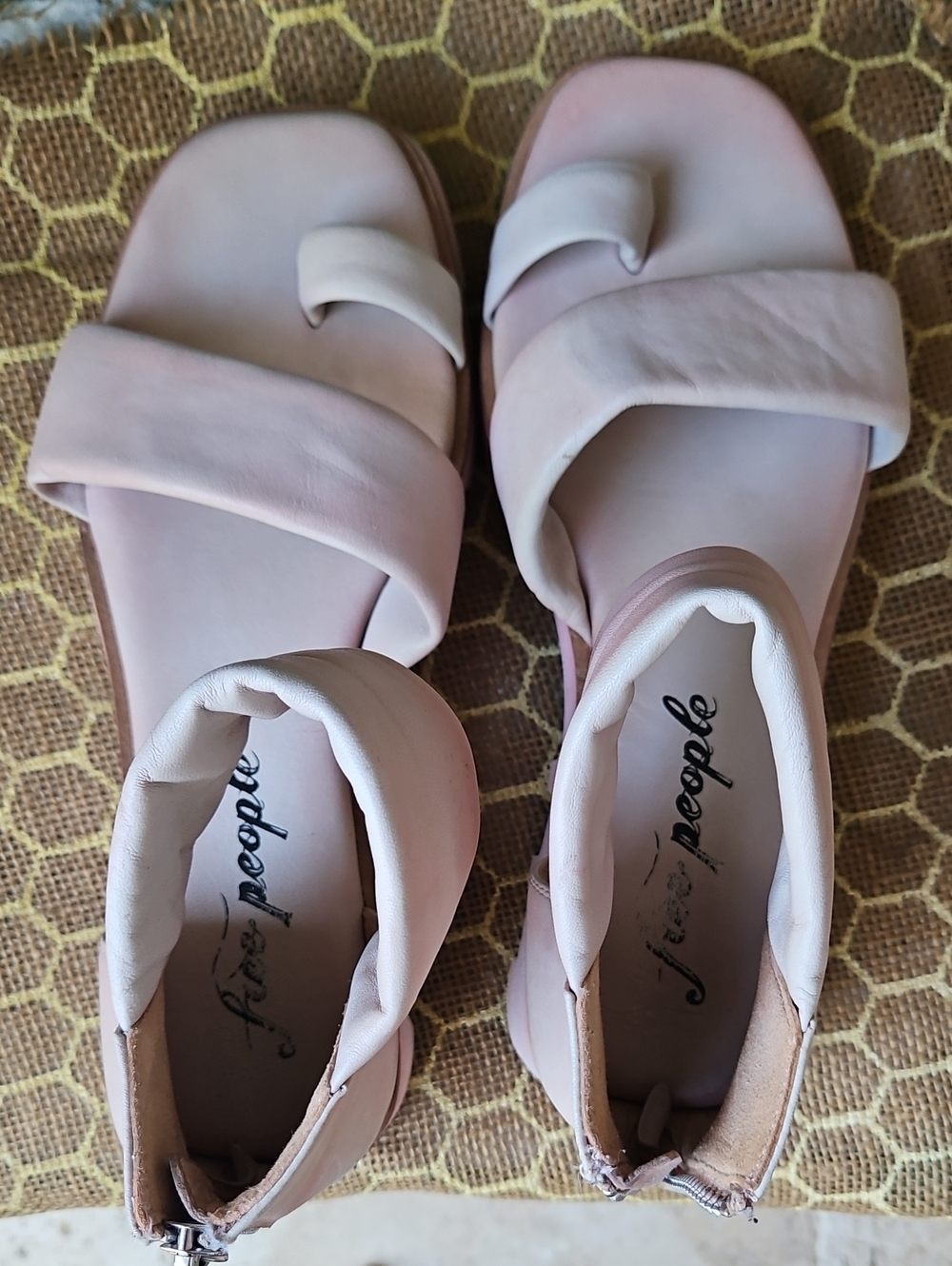 Free People Maddox Comfy Boho Light Pink Lug Sole Platform Sandals Size 40 - Picture 2 of 6